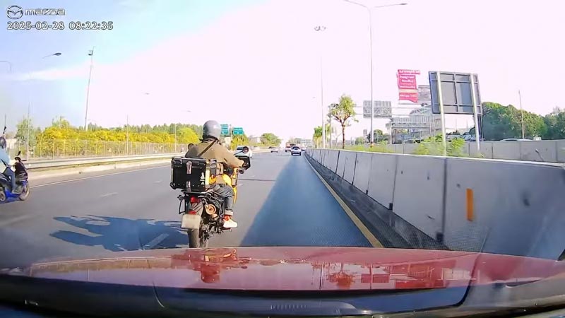 เก๋งขับจี้มอเตอร์ไซค์ ชนท้าย เก๋งขับจี้มอเตอร์ไซค์ ชนท้าย