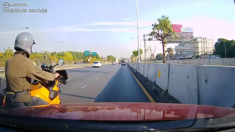 เก๋งขับจี้มอเตอร์ไซค์เลนขวา พุ่งชนท้าย เก๋งขับจี้มอเตอร์ไซค์เลนขวา พุ่งชนท้าย