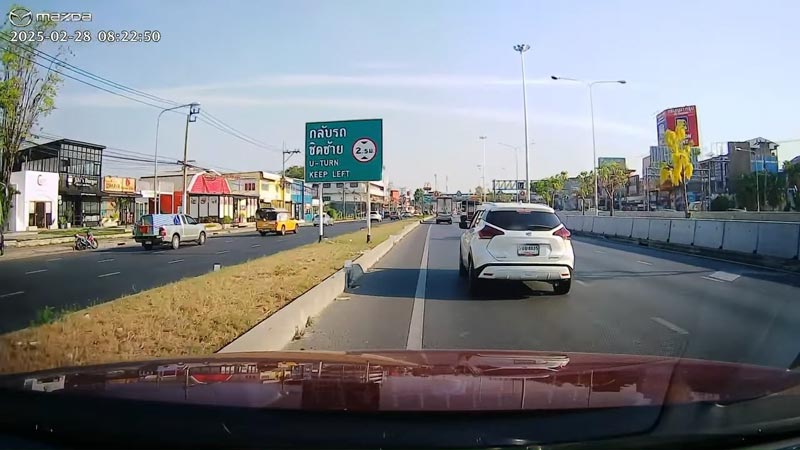 เก๋งขับจี้มอเตอร์ไซค์เลนขวา บีบแตร พุ่งชนท้าย เก๋งขับจี้มอเตอร์ไซค์เลนขวา บีบแตร พุ่งชนท้าย