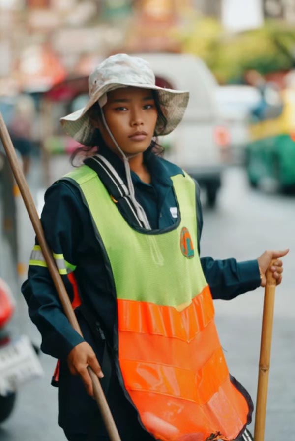 ช่างภาพฝรั่งถ่ายรูปพนักงานกวาดถนน ช่างภาพฝรั่งถ่ายรูปพนักงานกวาดถนน