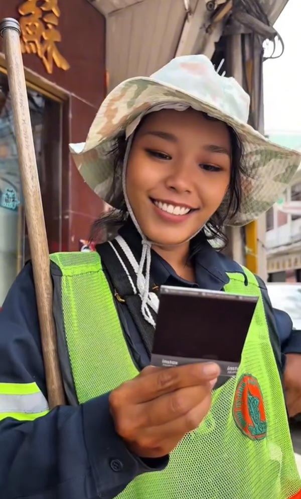 ช่างภาพถ่ายรูปรีแอคพนักงานกวาดถนน ช่างภาพถ่ายรูปรีแอคพนักงานกวาดถนน