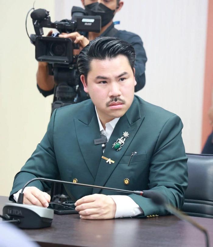 กัน จอมพลัง ตอบปมถูกขุดบ้านเก่า ก่อนขับรถหรู กัน จอมพลัง ตอบปมถูกขุดบ้านเก่า ก่อนขับรถหรู