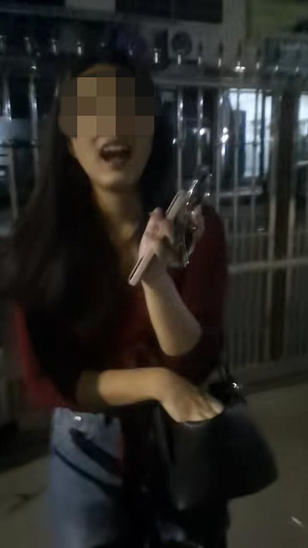 หนุ่มไรเดอร์โวย ลูกค้าหญิงเมาแล้วฉี่บนเบาะ หนุ่มไรเดอร์โวย ลูกค้าหญิงเมาแล้วฉี่บนเบาะ