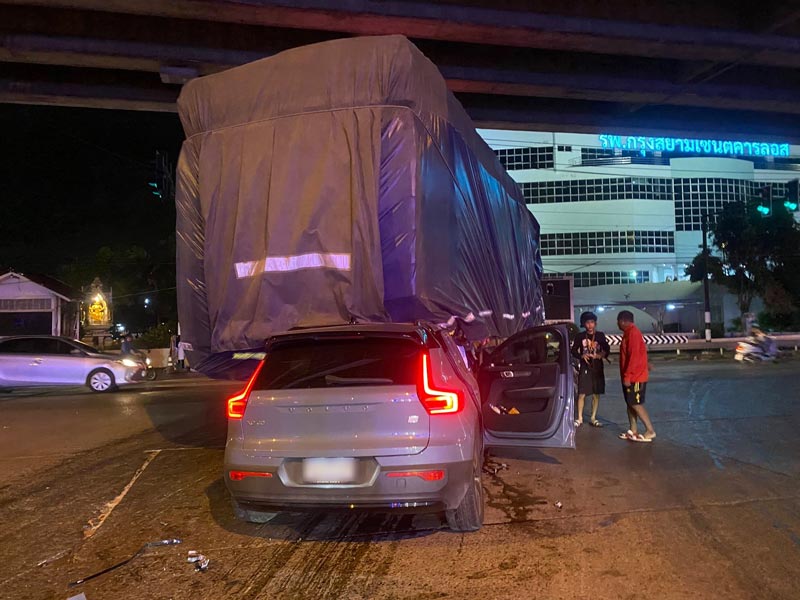 รถเก๋งชนอัดท้ายรถสิบล้อ รถเก๋งชนอัดท้ายรถสิบล้อ