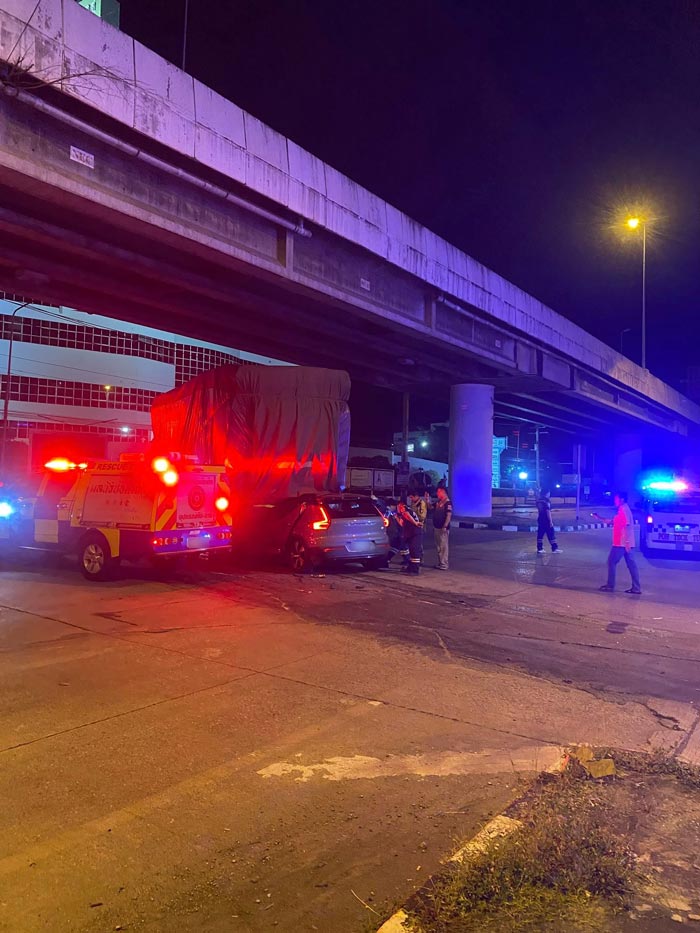 รถเก๋งชนอัดท้ายรถสิบล้อ รถเก๋งชนอัดท้ายรถสิบล้อ