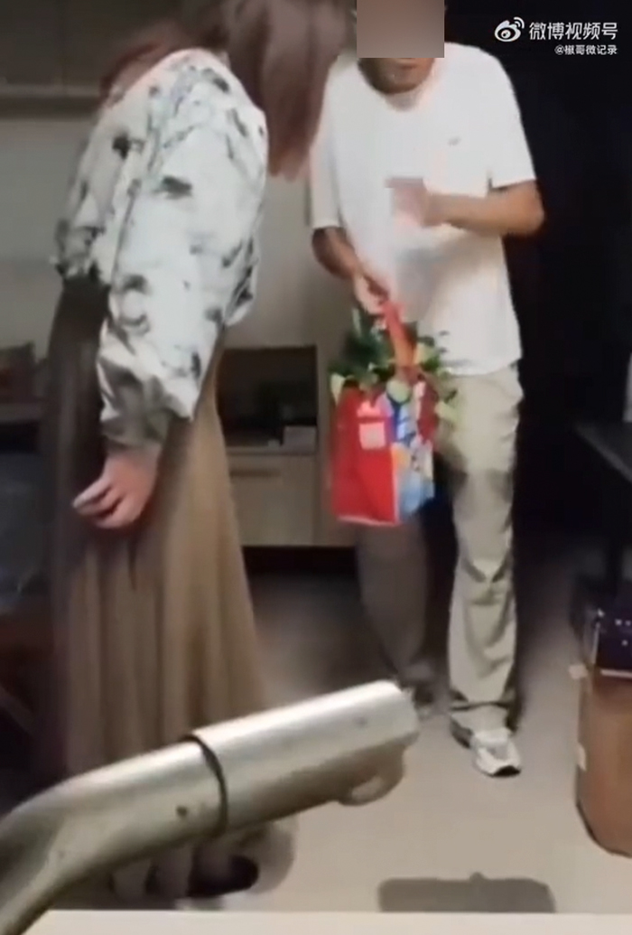 เจ๊หงส์ หลอกมีเซ็กส์ แอบถ่ายคลิป เจ๊หงส์ หลอกมีเซ็กส์ แอบถ่ายคลิป