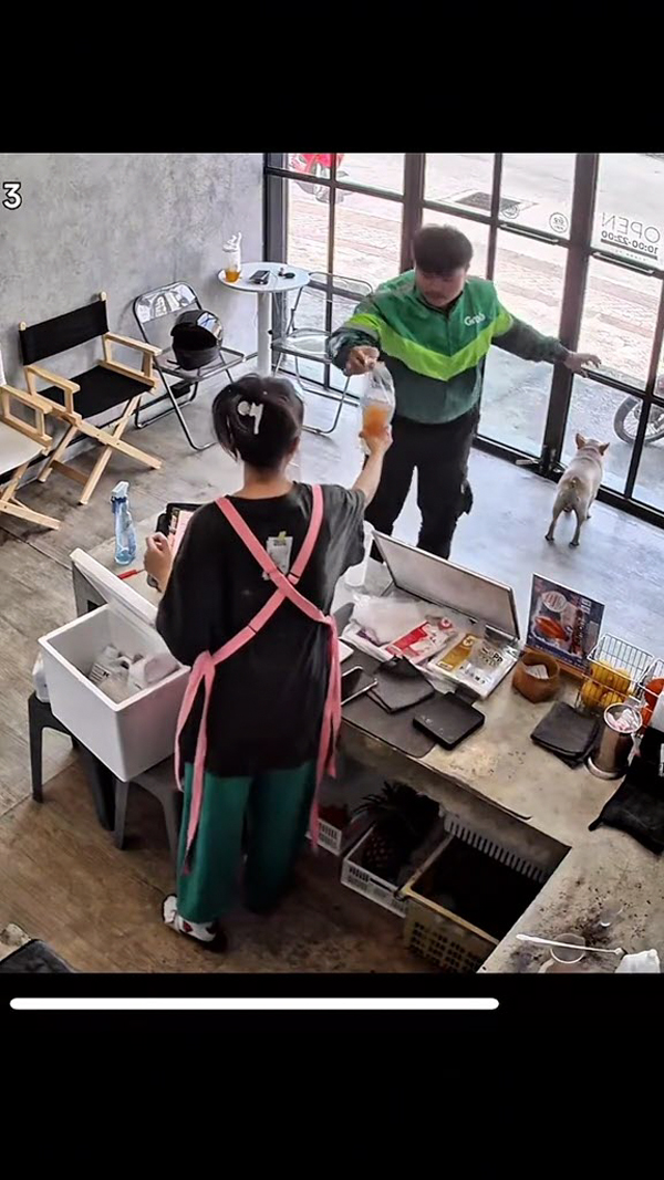 ไรเดอร์กลับมาซื้อเครื่องดื่มใหม่ให้ลูกค้า หลังออร์เดอร์หกหมด ไรเดอร์กลับมาซื้อเครื่องดื่มใหม่ให้ลูกค้า หลังออร์เดอร์หกหมด