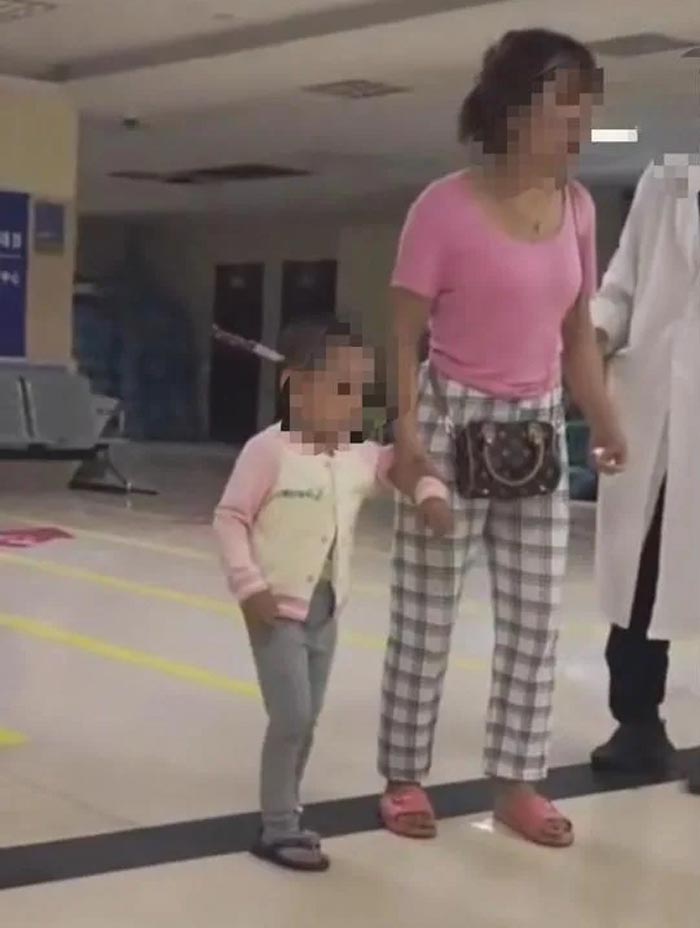 มีดปักหัวเด็ก มีดปักหัวเด็ก