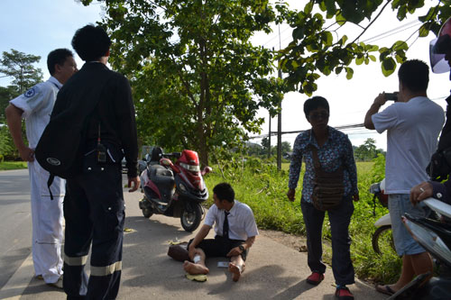 นักศึกษา ม.แม่ฟ้าหลวง ดวงซวย กิ่งไม้ใหญ่หล่นใส่หัวสลบ นักศึกษา ม.แม่ฟ้าหลวง ดวงซวย กิ่งไม้ใหญ่หล่นใส่หัวสลบ