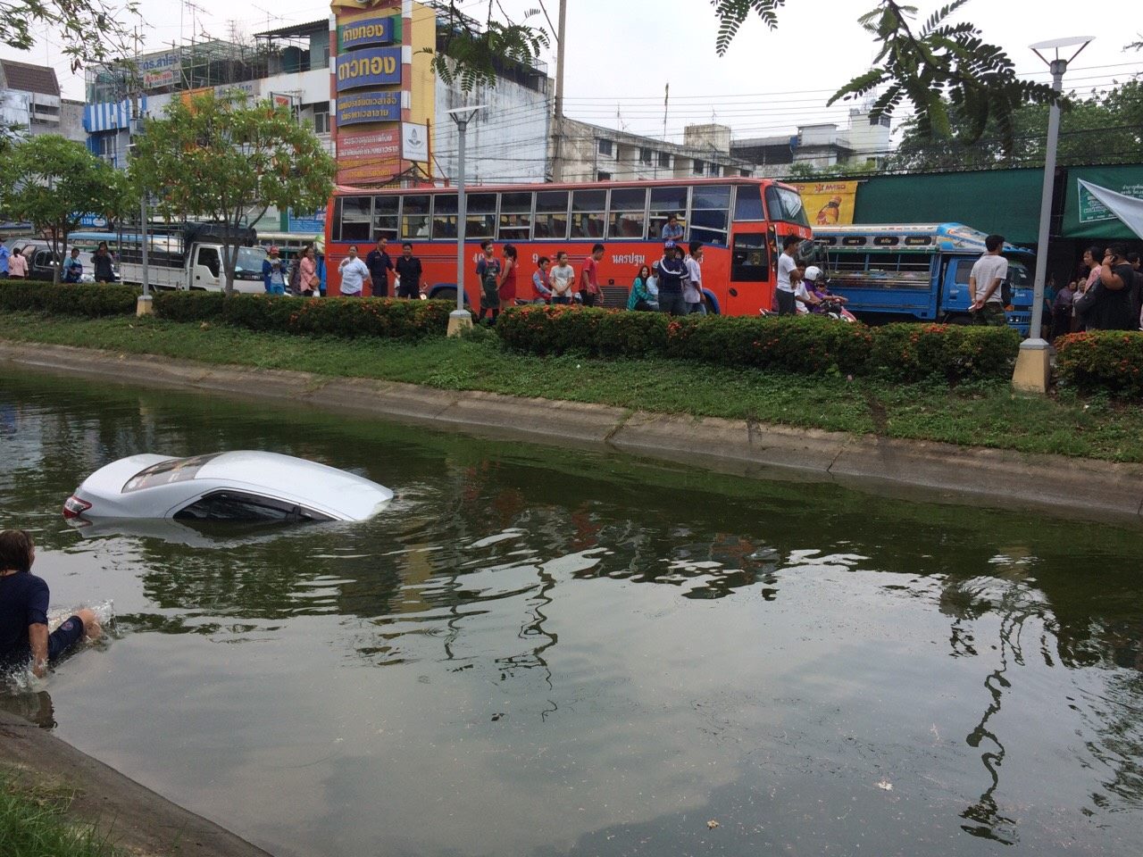 รถเก๋งพุ่งตกคลอง รถเก๋งพุ่งตกคลอง