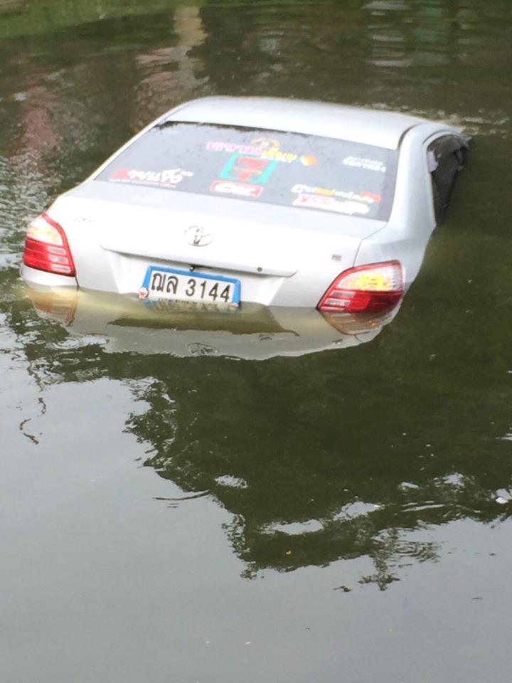รถเก๋งพุ่งตกคลอง รถเก๋งพุ่งตกคลอง