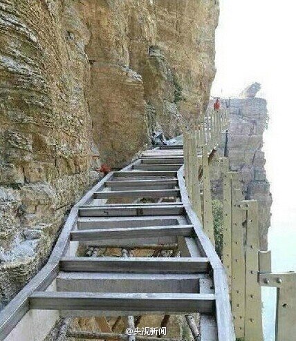 ทางเดินกระจกเลียบผาสูง ที่จีน ทางเดินกระจกเลียบผาสูง ที่จีน