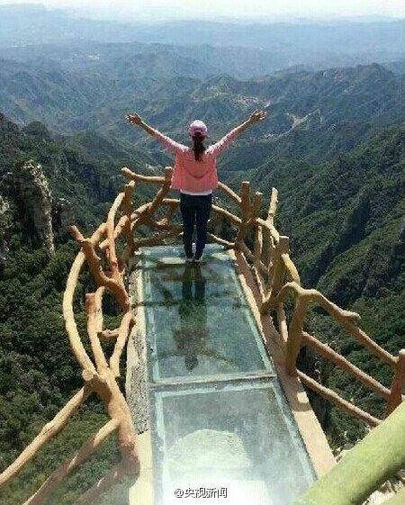 ทางเดินกระจกเลียบผาสูง ที่จีน ทางเดินกระจกเลียบผาสูง ที่จีน