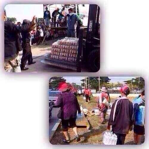 เสื้อแดงบุกเบียร์สิงห์ เจอแจกเบียร์-น้ำ รีบหิ้วกลับ ลืมประท้วง เสื้อแดงบุกเบียร์สิงห์ เจอแจกเบียร์-น้ำ รีบหิ้วกลับ ลืมประท้วง