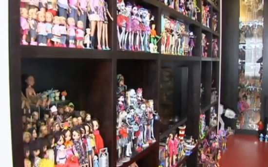 ชายสิงคโปร์คลั่งสะสมบาร์บี้ มีมากกว่า 6,000 ตัว ชายสิงคโปร์คลั่งสะสมบาร์บี้ มีมากกว่า 6,000 ตัว