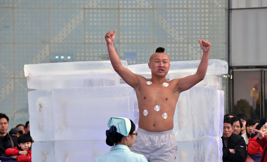 จีนจัดแข่งอึด นั่งแช่ในน้ำแข็ง 2 วันเต็ม จีนจัดแข่งอึด นั่งแช่ในน้ำแข็ง 2 วันเต็ม