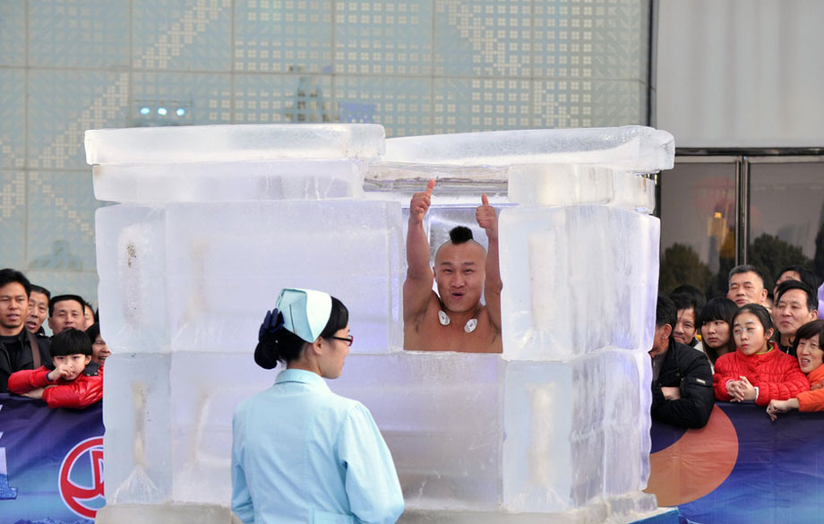 จีนจัดแข่งอึด นั่งแช่ในน้ำแข็ง 2 วันเต็ม จีนจัดแข่งอึด นั่งแช่ในน้ำแข็ง 2 วันเต็ม