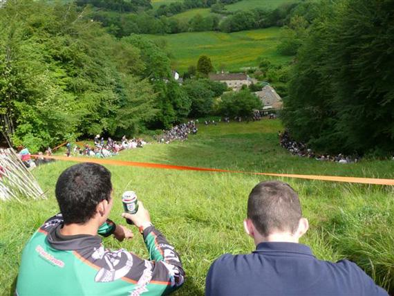 การแข่งขันไล่จับเนยแข็งที่กลิ้งลงจากเนินเขา การแข่งขันไล่จับเนยแข็งที่กลิ้งลงจากเนินเขา