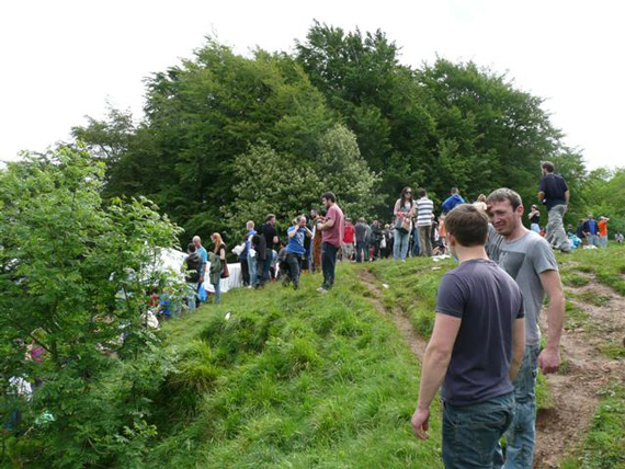 การแข่งขันไล่จับเนยแข็งที่กลิ้งลงจากเนินเขา การแข่งขันไล่จับเนยแข็งที่กลิ้งลงจากเนินเขา