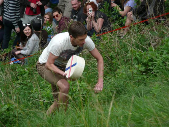 การแข่งขันไล่จับเนยแข็งที่กลิ้งลงจากเนินเขา การแข่งขันไล่จับเนยแข็งที่กลิ้งลงจากเนินเขา