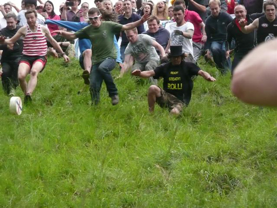 การแข่งขันไล่จับเนยแข็งที่กลิ้งลงจากเนินเขา การแข่งขันไล่จับเนยแข็งที่กลิ้งลงจากเนินเขา