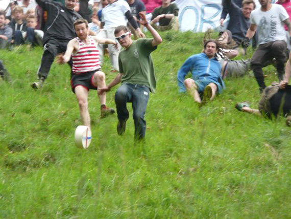 การแข่งขันไล่จับเนยแข็งที่กลิ้งลงจากเนินเขา การแข่งขันไล่จับเนยแข็งที่กลิ้งลงจากเนินเขา