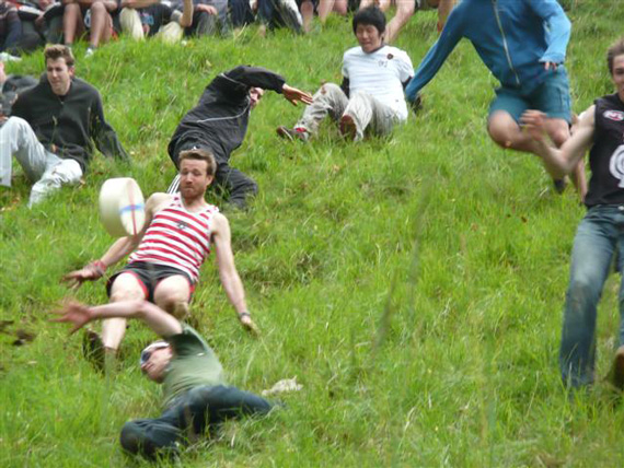 การแข่งขันไล่จับเนยแข็งที่กลิ้งลงจากเนินเขา การแข่งขันไล่จับเนยแข็งที่กลิ้งลงจากเนินเขา