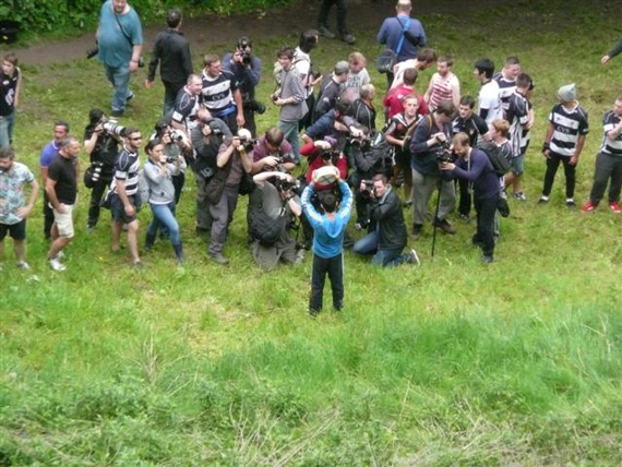 การแข่งขันไล่จับเนยแข็งที่กลิ้งลงจากเนินเขา การแข่งขันไล่จับเนยแข็งที่กลิ้งลงจากเนินเขา