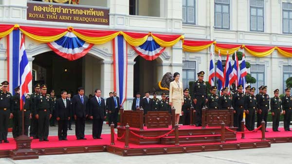 ยิ่งลักษณ์ ตรวจเยี่ยมกองทัพบก ยิ่งลักษณ์ ตรวจเยี่ยมกองทัพบก