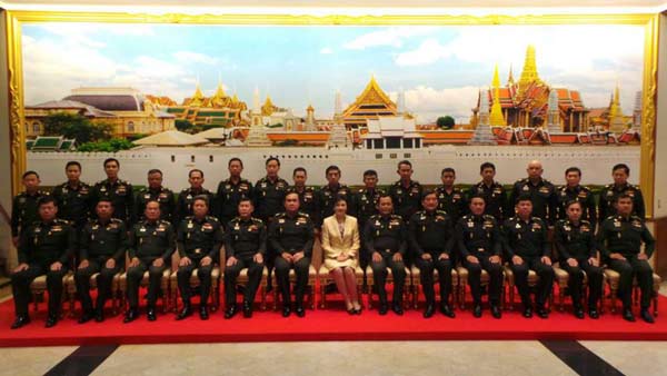 ยิ่งลักษณ์ ตรวจเยี่ยมกองทัพบก ยิ่งลักษณ์ ตรวจเยี่ยมกองทัพบก