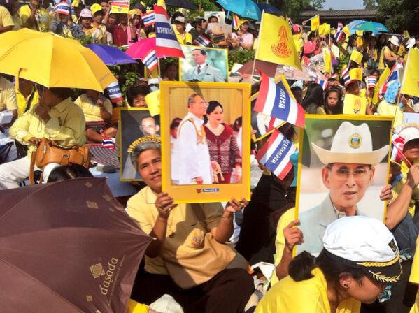 พสกนิกรหลั่งไหลรอรับเสด็จฯ ในหลวง พสกนิกรหลั่งไหลรอรับเสด็จฯ ในหลวง