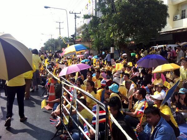 พสกนิกรหลั่งไหลรอรับเสด็จฯ ในหลวง พสกนิกรหลั่งไหลรอรับเสด็จฯ ในหลวง