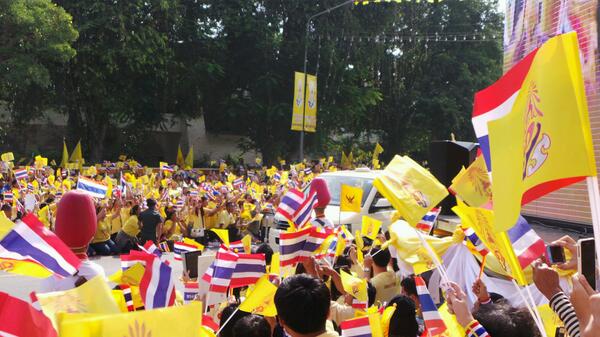 พสกนิกรหลั่งไหลรอรับเสด็จฯ ในหลวง พสกนิกรหลั่งไหลรอรับเสด็จฯ ในหลวง