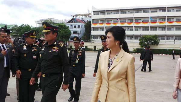 ชื่นมื่น ! ยิ่งลักษณ์ ตรวจเยี่ยมกองทัพบก ชื่นมื่น ! ยิ่งลักษณ์ ตรวจเยี่ยมกองทัพบก