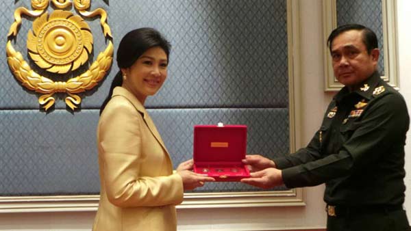 ชื่นมื่น ! ยิ่งลักษณ์ ตรวจเยี่ยมกองทัพบก ชื่นมื่น ! ยิ่งลักษณ์ ตรวจเยี่ยมกองทัพบก