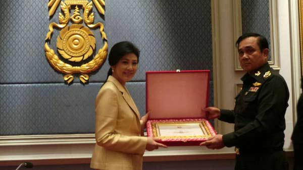 ชื่นมื่น ! ยิ่งลักษณ์ ตรวจเยี่ยมกองทัพบก ชื่นมื่น ! ยิ่งลักษณ์ ตรวจเยี่ยมกองทัพบก