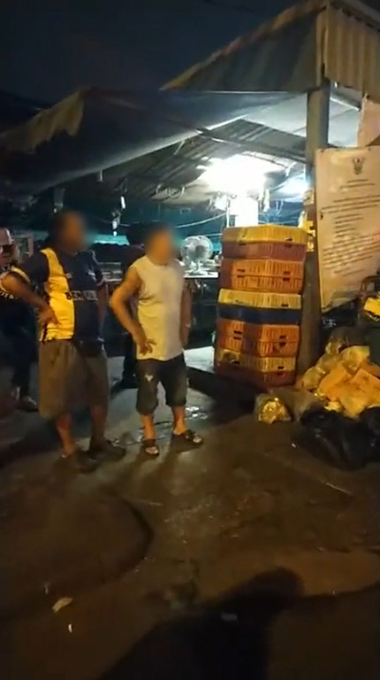 เทศกิจรื้อถอนแผงขายของตลาดคลองเตย เทศกิจรื้อถอนแผงขายของตลาดคลองเตย