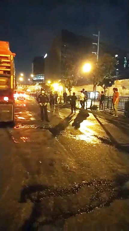 เทศกิจรื้อถอนแผงขายของตลาดคลองเตย เทศกิจรื้อถอนแผงขายของตลาดคลองเตย