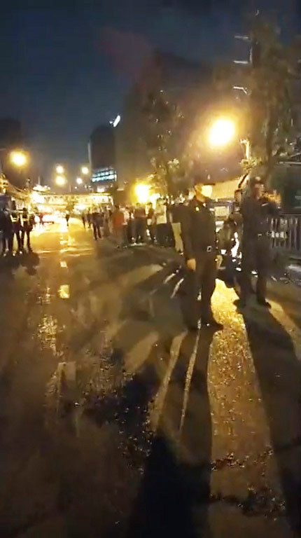 เทศกิจรื้อถอนแผงขายของตลาดคลองเตย เทศกิจรื้อถอนแผงขายของตลาดคลองเตย