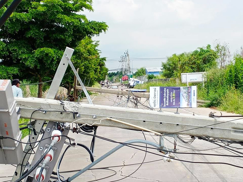 รถกระบะชนเสาไฟฟ้า รถกระบะชนเสาไฟฟ้า