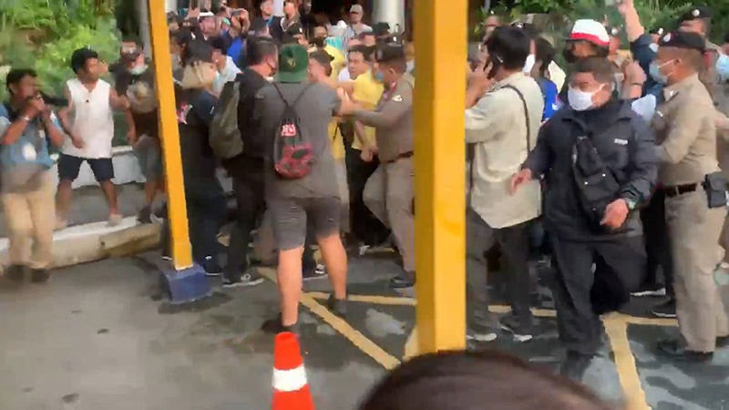 2 ม็อบปะทะหน้าลานพ่อขุน 2 ม็อบปะทะหน้าลานพ่อขุน