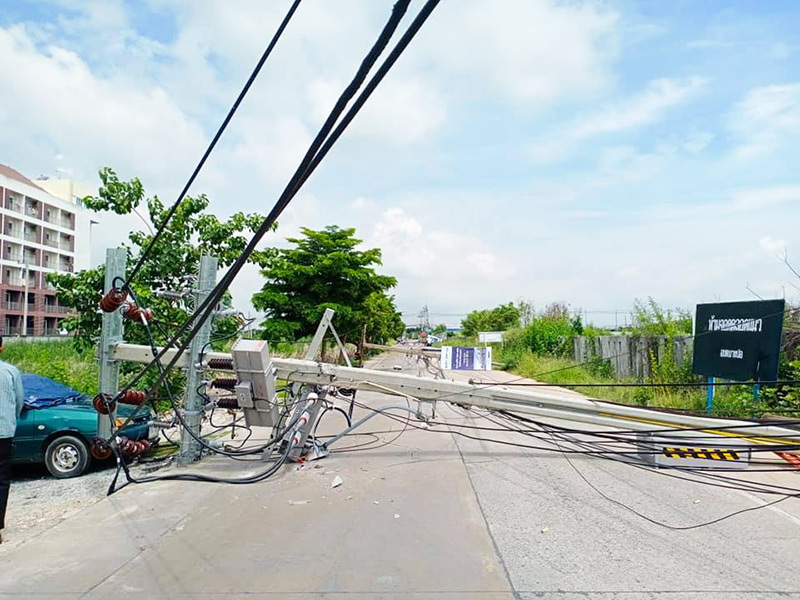 รถกระบะชนเสาไฟฟ้า รถกระบะชนเสาไฟฟ้า