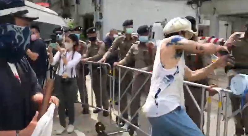 ข่าวแอมมี่ สาดสีใส่ตำรวจ ข่าวแอมมี่ สาดสีใส่ตำรวจ