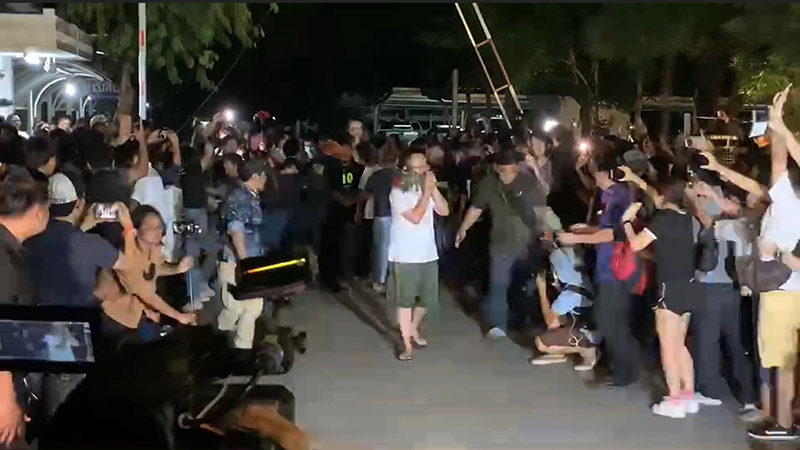 ปล่อยตัว 4 แกนนำ ปล่อยตัว 4 แกนนำ