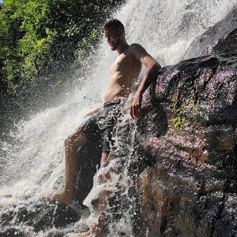 เซลฟี่ริมน้ำตก ตกผาดับ เซลฟี่ริมน้ำตก ตกผาดับ