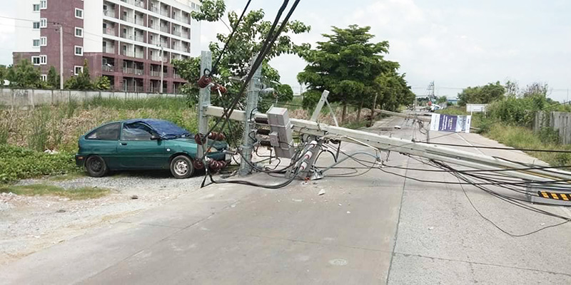 รถกระบะชนเสาไฟฟ้า รถกระบะชนเสาไฟฟ้า