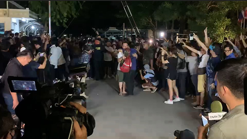 ปล่อยตัว 4 แกนนำ ปล่อยตัว 4 แกนนำ