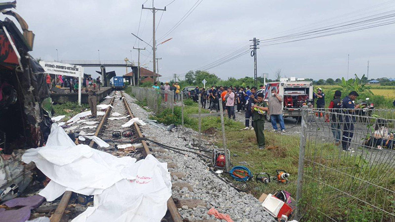 รถไฟชนรถทัวร์ รถไฟชนรถทัวร์