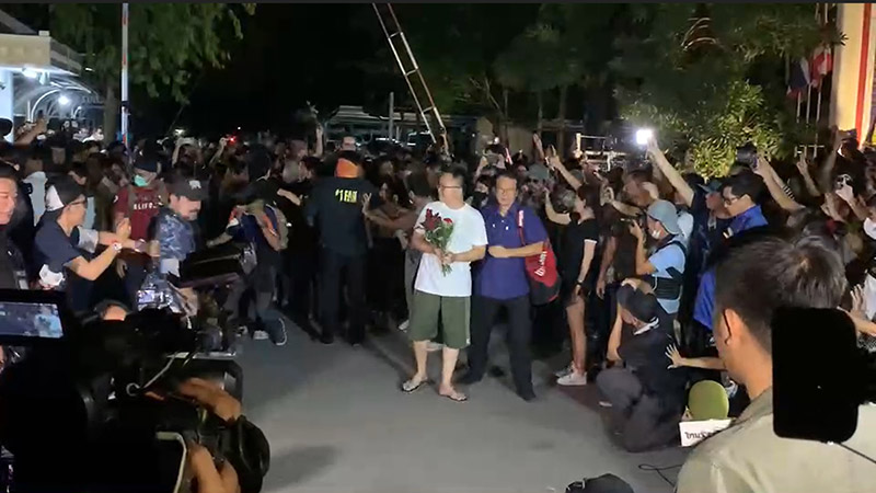 ปล่อยตัว 4 แกนนำ ปล่อยตัว 4 แกนนำ