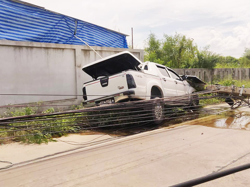 รถกระบะชนเสาไฟฟ้า รถกระบะชนเสาไฟฟ้า